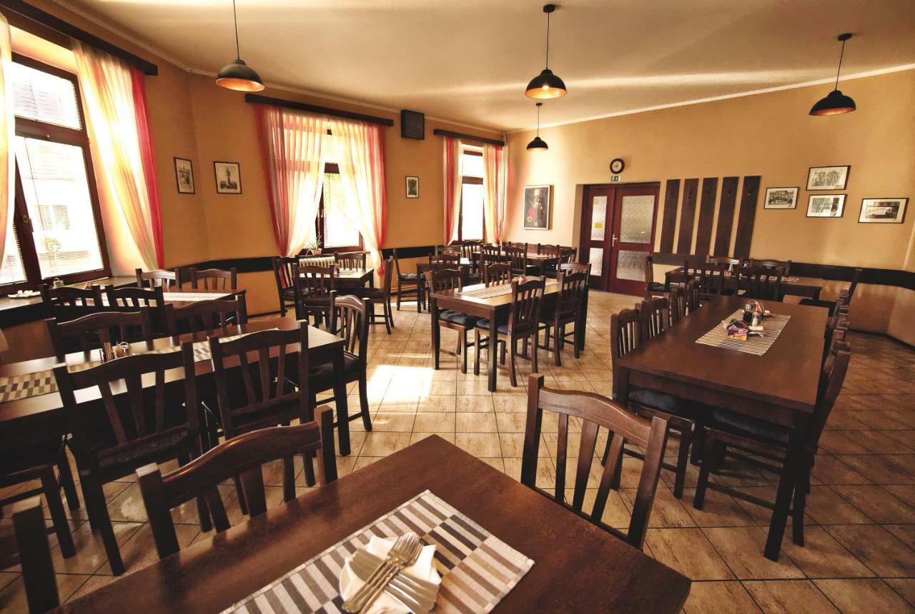 Restaurace A Penzion Praha Dolni Dunajovice Exterior photo