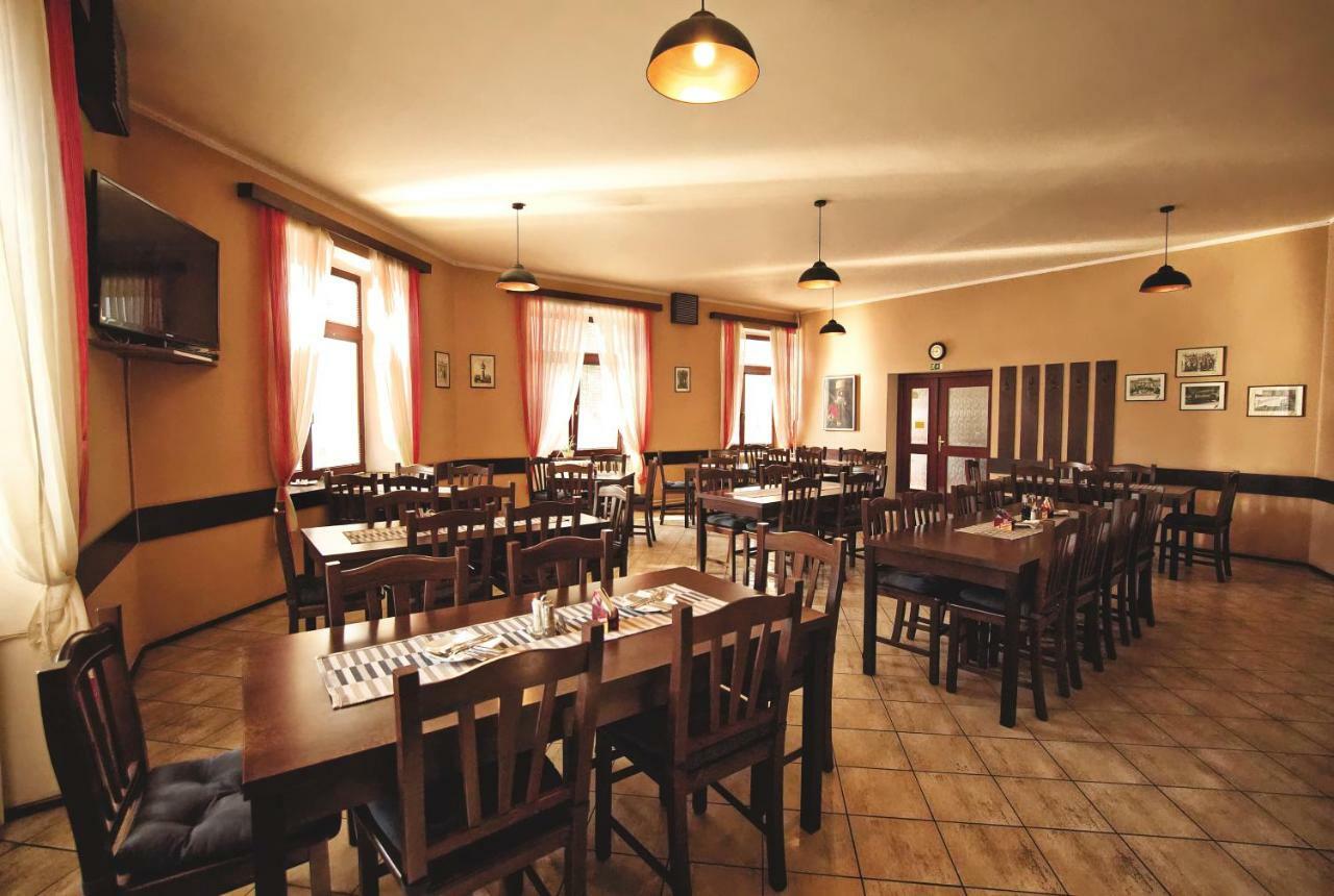 Restaurace A Penzion Praha Dolni Dunajovice Exterior photo