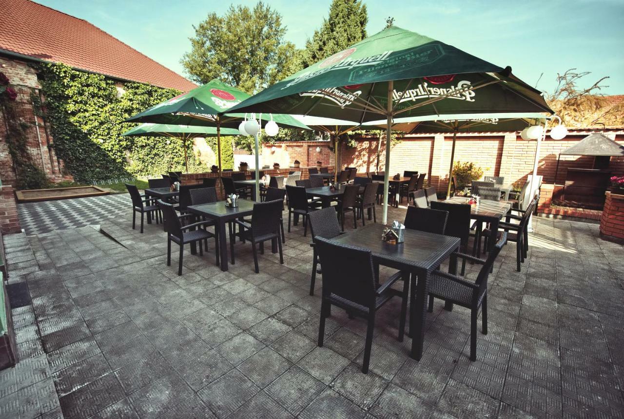 Restaurace A Penzion Praha Dolni Dunajovice Exterior photo